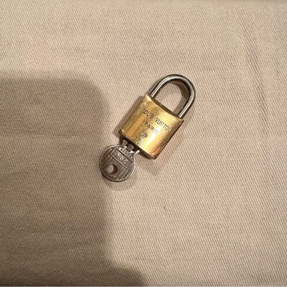 Vintage Two Toned Lock & Key #204 - Picture 2 of 4